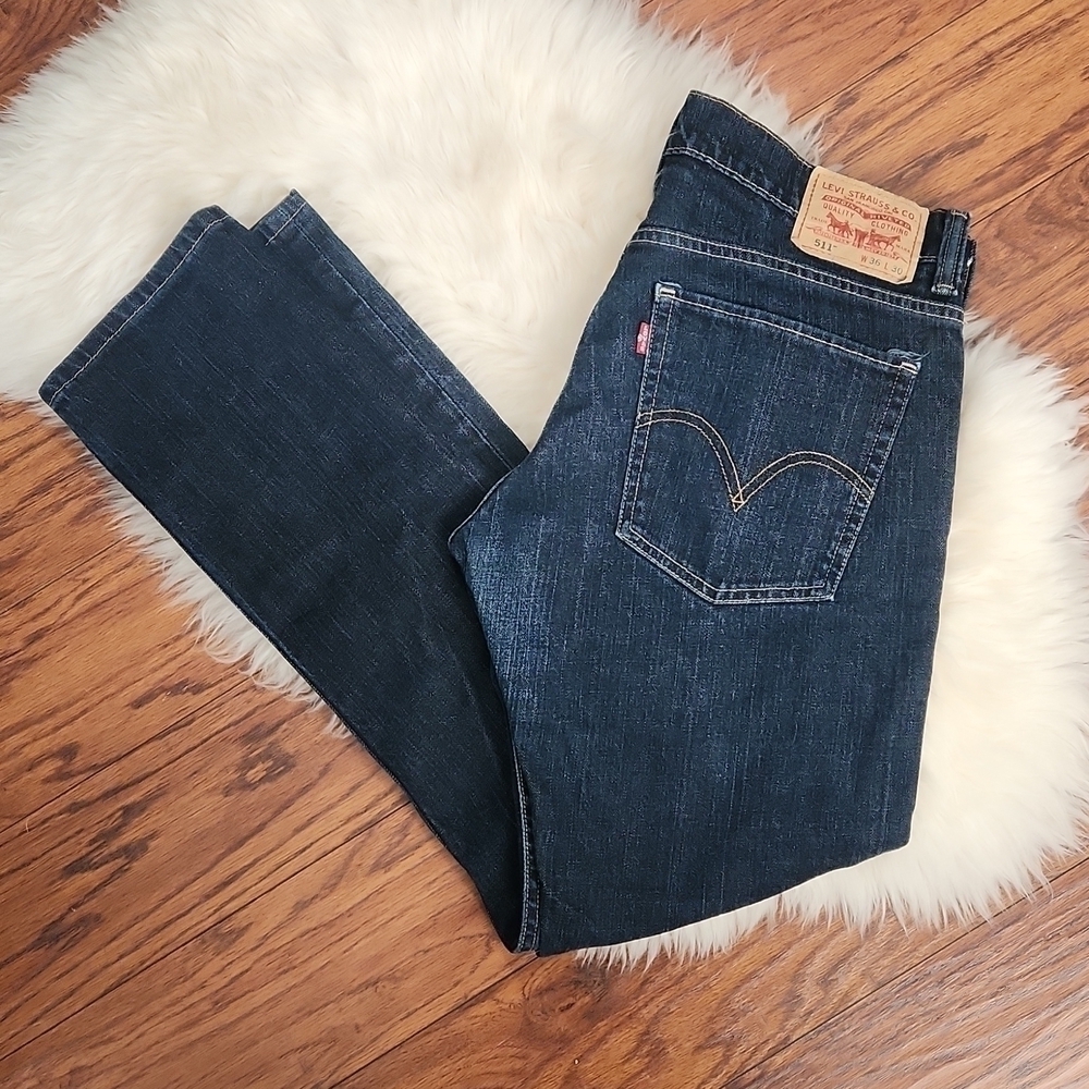 Levi's Skinny Dark Wash Jean's - Picture 2 of 6